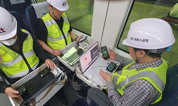 대구교통공사 관계자들이 열차무선설비(LTE-R) 기지국 공유(RAN Sharing) 시험을 하고 있다. [사진=대구교통공사]