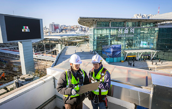 사진은 SKT와 SK오앤에스 엔지니어가 서울역 인근에서 통신장비를 점검하는 모습 [사진=SKT]