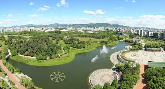 산림청은 도시환경 개선에 기여하고 시민의 삶의 질을 높이는 '2024년 모범 도시숲' 5곳을 선정했다. 사진은 모범 도시숲으로 선정된 '서울 올림픽공원'. [사진=산림청]