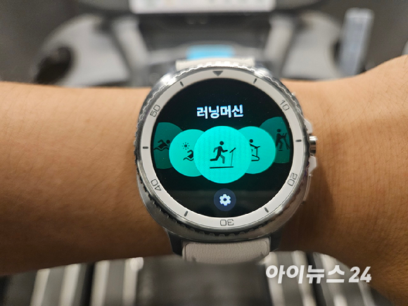 갤럭시워치8은 견고한 메탈 케이스에 돌출된 회전 베젤이 조작성을 높였다. [사진=설재윤 기자]