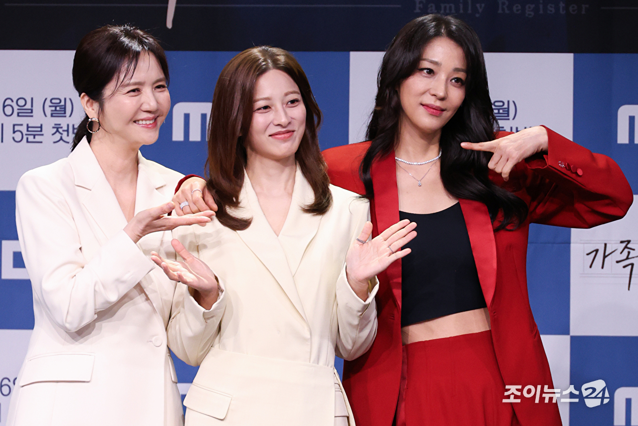 배우 임지은, 박세영, 한고은이 2일 오후 서울 마포구 상암동 MBC에서 진행된 MBC 새 일일드라마 '가족관계증명서' 제작발표회에 참석해 포즈를 취하고 있다. [사진=문수지 기자]