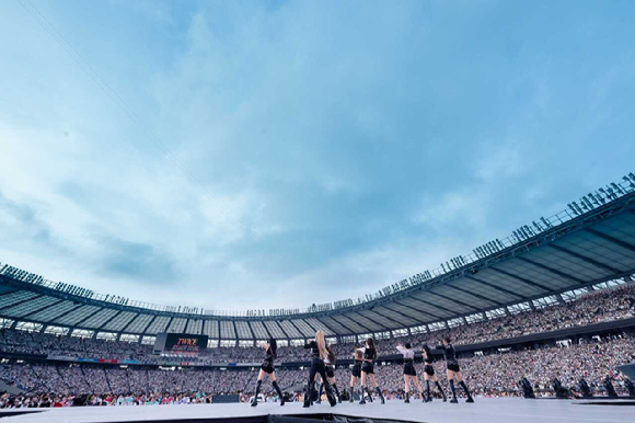 트와이스가 일본 도쿄 아지노모토 스타디움에서 공연을 하고 있다. [사진=JYP엔터테인먼트]