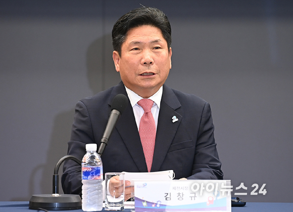 김창규 제천시장이 4일 오전 서울 중구 한국프레스센터에서 열린 '2025 제천국제한방천연물산업엑스포' 기자 간담회에서 발언하고 있다. [사진=곽영래 기자]
