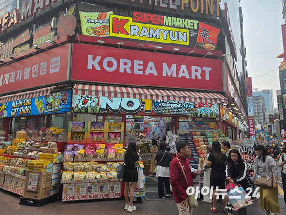명동에서 한국 제품을 전문적으로 파는 매장 앞에 외국인들이 몰려 있다. [사진=구서윤 기자]