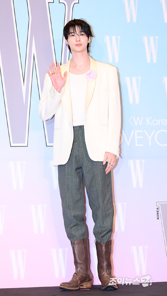 배우 변우석이 15일 오후 서울 종로구 포시즌스 호텔에서 열린 제20회 유방암 인식 항상 캠페인 자선 행사 'LOVR YOUR'에 참석하고 있다. [사진=정소희 기자]