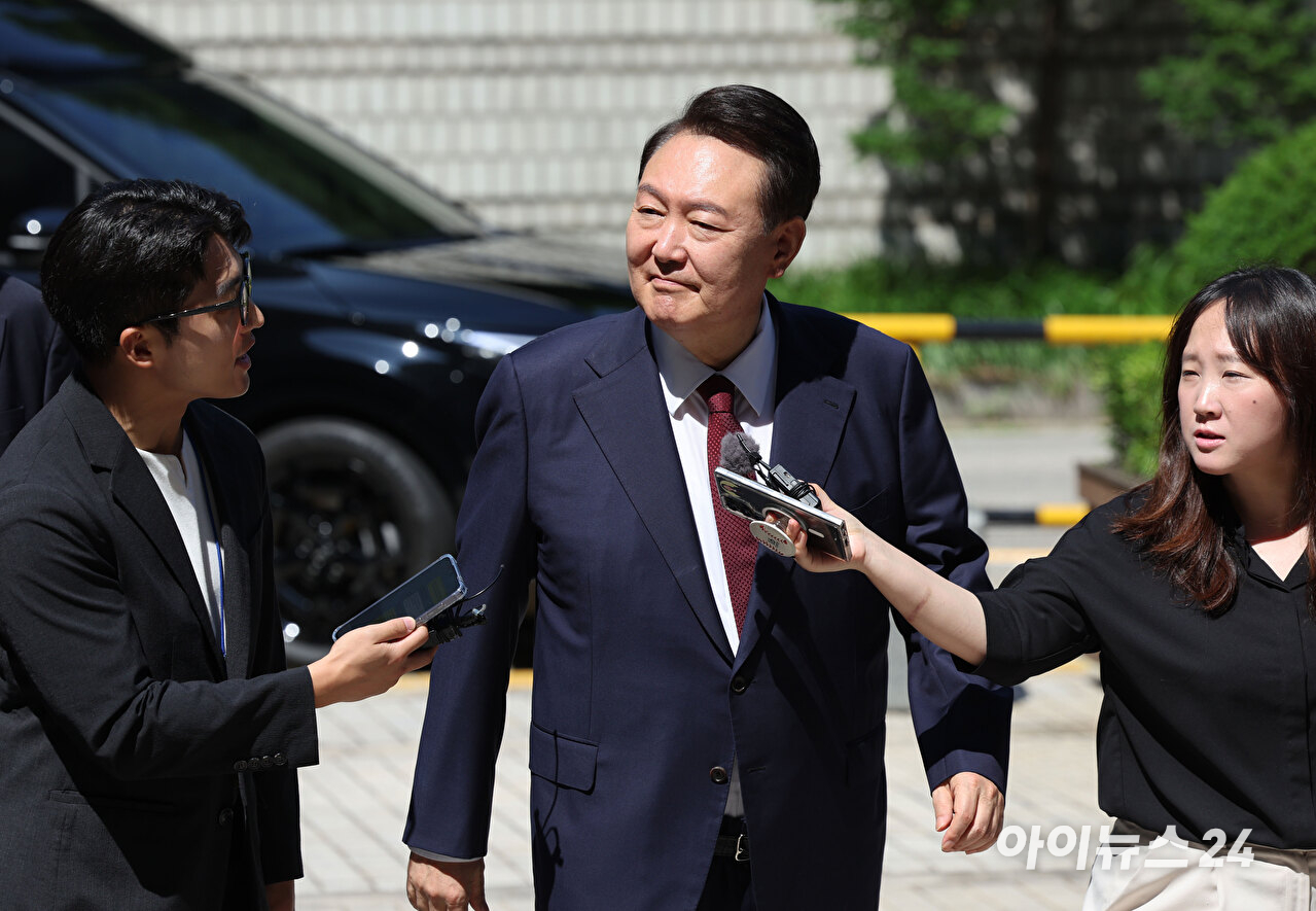윤석열 전 대통령이 지난 23일 서울 서초구 서울중앙지방법원에서 열린 내란 우두머리 혐의·직권남용 권리행사 방해 혐의 사건 8차 공판에 출석하고 있다. [사진=사진공동취재단]