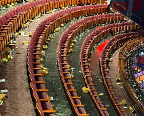 쓰레기가 널브러져 있는 오스카 시상식. [사진=X 갈무리 ]