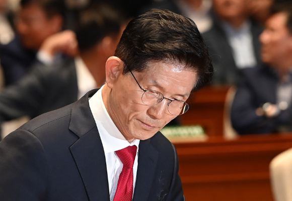 김문수 국민의힘 대선후보가 지난 9일 서울 여의도 국회에서 열린 의원총회에서 인사말을 마친 뒤 자리에 착석하고 있다. [사진=곽영래 기자]