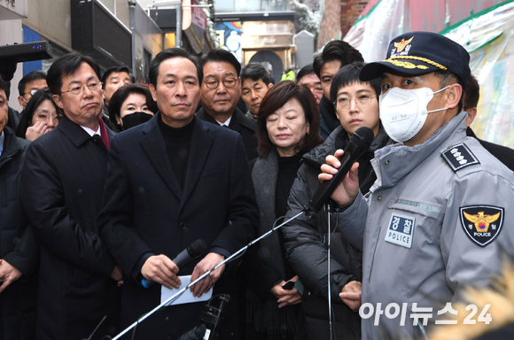 우상호 이태원 참사 국정조사 특별위원회 위원장을 비롯한 특조위원들이 21일 오전 서울 용산구 이태원 참사현장 현장조사에서 임현규 용산경찰서장의 브리핑을 듣고 있다. [사진=김성진 기자]