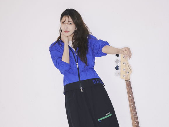 올리비아로렌이 새롭게 출시한 라인 'REVV(레브)'의 화보. [사진=올리비아로렌]