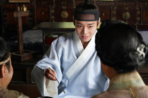 이 대통령 부부가 부산국제영화제 찾아 '극장의 시간들' 관람하고 있다. [사진=연합뉴스]