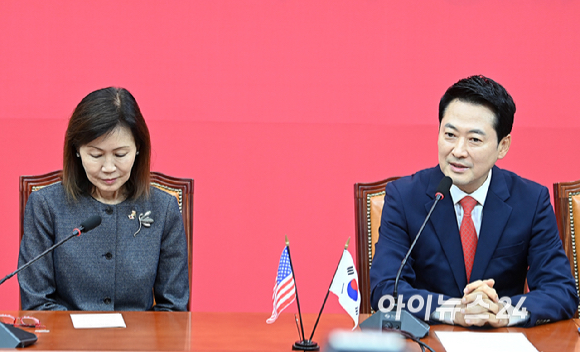 장동혁 국민의힘 당대표가 15일 서울 여의도 국회에서 미셸 스틸 주한미국대사를 접견하고 있다. [사진=곽영래 기자]