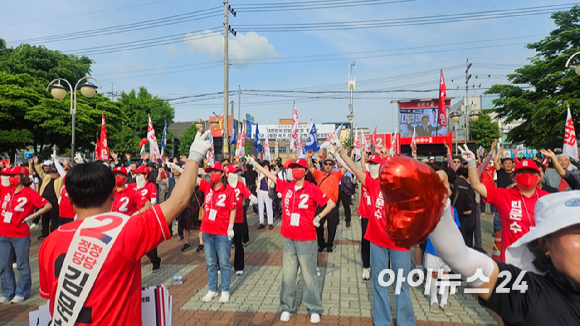 김문수 국민의힘 대선후보가 21일 경기 북부 지역 마지막 유세 일정인 경기 남양주시 평내호평역 광장에서 지지자들의 환호에 화답하고 있다. 2025.05.21 [사진=김보선 기자]