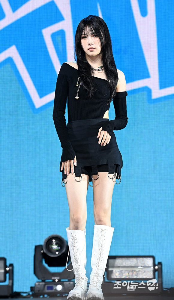 걸그룹 이프아이(ifeye) 태린이 16일 서울 한남동 블루스퀘어에서 진행된 미니 2집 물결 '낭' Pt.2 'sweet tang(스윗탱)' 쇼케이스에서 포토타임을 갖고 있다. [사진=곽영래 기자]
