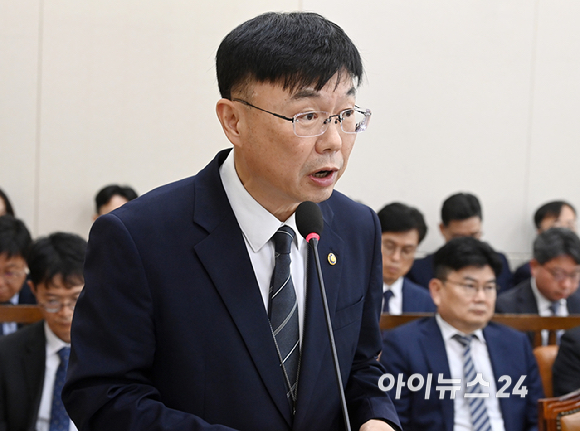 안형준 국가데이터처장이 7일 서울 여의도 국회에서 열린 재정경제기획위원회의에서 업무보고를 하고 있다. [사진=곽영래 기자]