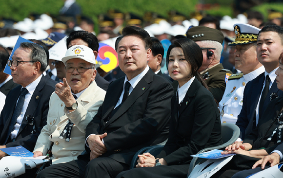 윤석열 대통령과 부인 김건희 여사가 6일 서울 동작구 국립서울현충원에서 열린 제69회 현충일 추념식에 참석하고 있다. (대통령실통신사진기자단) 2024.06.06. [사진=뉴시스]