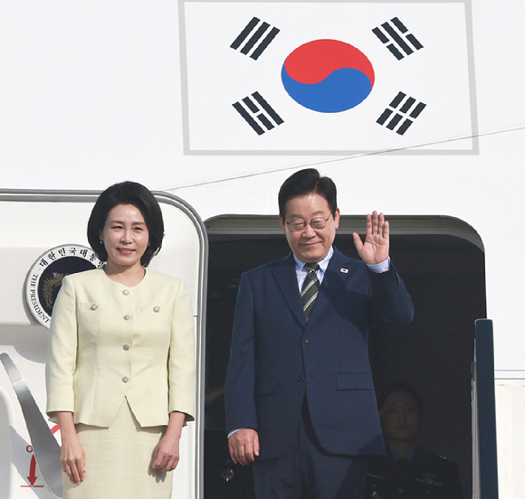 이집트 공식 방문을 마친 이재명 대통령과 김혜경 여사가 21일(현지시간) 남아공 주요 20개국(G20) 정상회의 참석을 위해 카이로 국제공항에서 공군 1호기에 올라 인사하고 있다. 2025.11.21 [사진=연합뉴스]