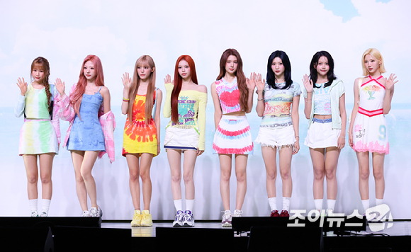 그룹 하츠투하츠가 22일 오후 서울 용산구 한남동 블루스퀘어에서 열린 하츠투하츠(Hearts2Hearts) 두 번째 미니앨범 '레몬탱'(Lemon Tang) 발매 기념 미디어 쇼케이스에 참석해 열띤 무대를 펼치고 있다. [사진=문수지 기자]