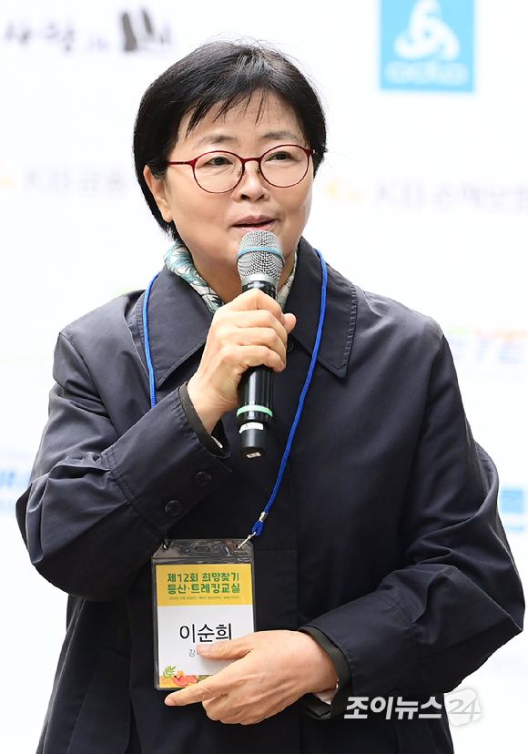 이순희 강북구청장이 25일 서울 강북구 우이동 북한산국립공원 우이분소(백운천 휴게공간)에서 열린 '브브걸 민영과 함께 하는 팬트레킹-제12회 희망찾기 등산&middot;트레킹 교실' 개막행사에 참석해 축사를 하고 있다. [사진=정소희 기자]