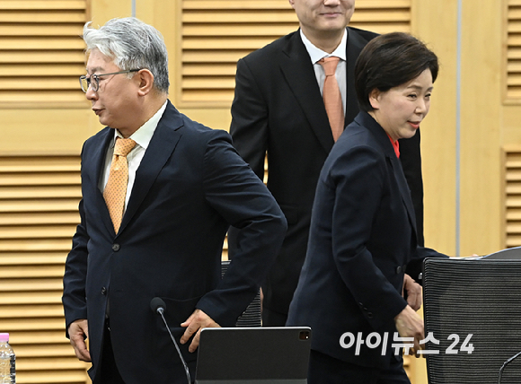 국민의힘 양향자 경기도지사 후보와 개혁신당 조응천 경기도지사 후보가 4일 오전 서울 여의도 국회 의원회관에서 '사법내란 저지를 위한 수도권 광역단체장 후보자 긴급 연석회의'에서 기념촬영을 마친 뒤 악수를 하고 있다. [사진=곽영래 기자]