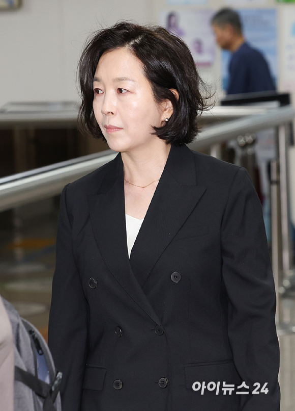 1억원의 공천 헌금 의혹을 받는 김경 전 서울시의원이 14일 서울 서초구 서울중앙지방법원에서 열린 1심 선고 공판에 출석하고 있다. [사진=곽영래 기자]