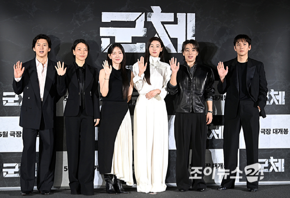 배우 고수, 김신록, 신현빈, 연상호 감독, 배우 전지현, 구교환, 지창욱이 6일 오전 서울 용산구 CGV 용산아이파크몰에서 열린 영화 '군체' 제작보고회에서 포토타임을 갖고 있다. [사진=곽영래 기자]