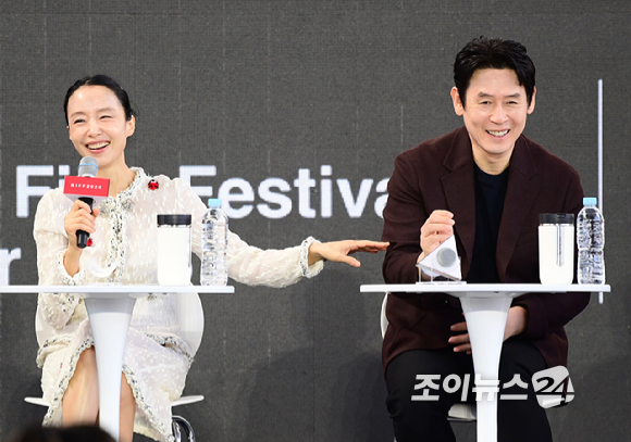 배우 전도연과 설경구가 7일 부산 해운대구 영화의전당에서 열린 제31회 부산국제영화제 '가능한 사랑' 오픈토크에 참석하고 있다. [사진=정소희 기자]