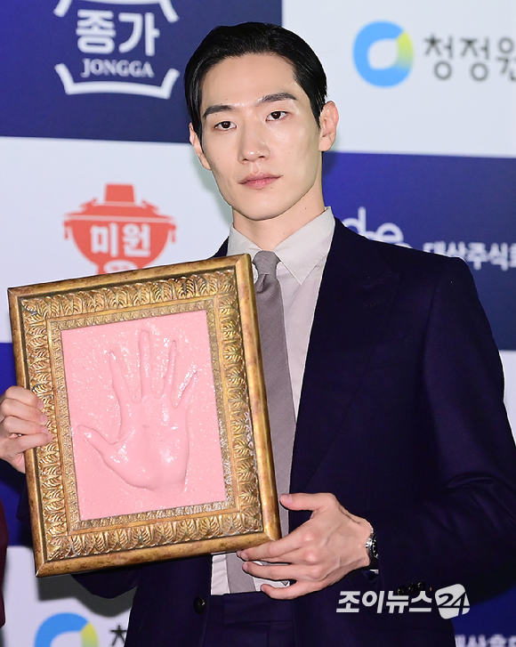 배우 노상현이 29일 오전 서울 영등포구 CGV 여의도에서 열린 제45회 청룡영화상 수상자들과 함께하는 핸드프린팅 행사에 참석하고 있다. [사진=정소희 기자]