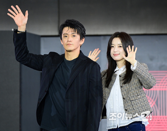 배우 오구리 슌과 한효주가 20일 오후 부산광역시 해운대구 우동 영화의 전당에서 열린 제30회 부산국제영화제(BIFF) '로맨틱 어나니머스' 야외무대인사 행사에 참석하고 있다. [사진=정소희 기자]