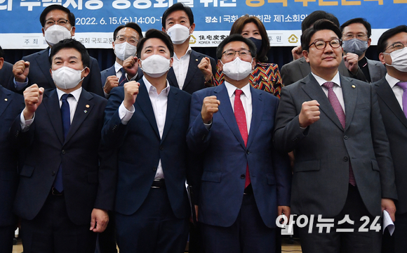 이준석 국민의힘 대표(왼쪽에서 두 번째)가 15일 서울 여의도 국회 의원회관에서 열린 새정부의 주택시장 정상화를 위한 정책 추진전략 토론회에서 기념촬영을 하고 있다. 왼쪽부터 원희룡 국토교통부 장관, 이 대표, 이헌승 국회 국토교통위원회 위원장, 권성동 국민의힘 원내대표. [사진=김성진 기자]