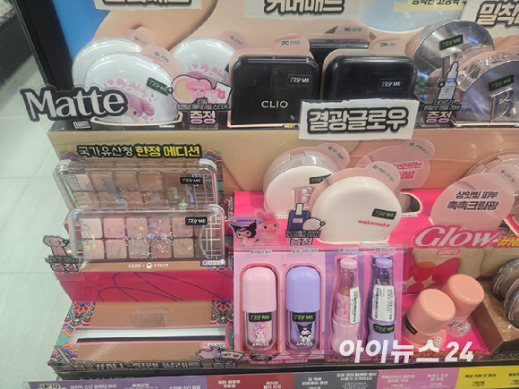올리브영에 진열된 캐릭터 협업 케이스. 클리오가 국가유산청과 진행한 프로 아이팔레트 '로즈커넥트0'는 품절됐다. [사진=박은경 기자]