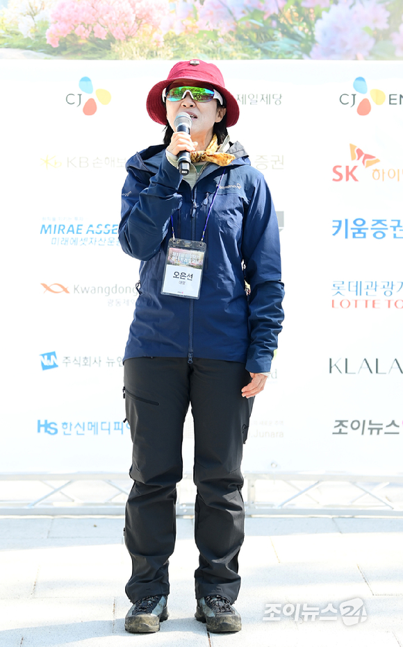 오은선 대장이 25일 서울 강북구 우이동 만남의 광장에서 열린 산악인 오은선 대장과 함께하는 '제13회 희망찾기 등산&middot;트레킹 교실' 개막식에서 '산이 가르쳐준 함께 걷는 온기'를 주제로 특강을 하고 있다. [사진=곽영래 기자]