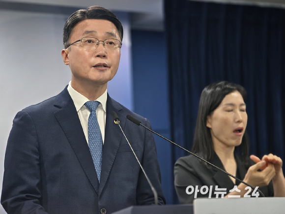 류제명 과학기술정보통신부 제2차관이 18일 정부서울청사에서 브리핑을 열고 독자 AI 파운데이션 모델 프로젝트 2차 단계평가 결과에 대해 발표하고 있다. [사진=안세준 기자]