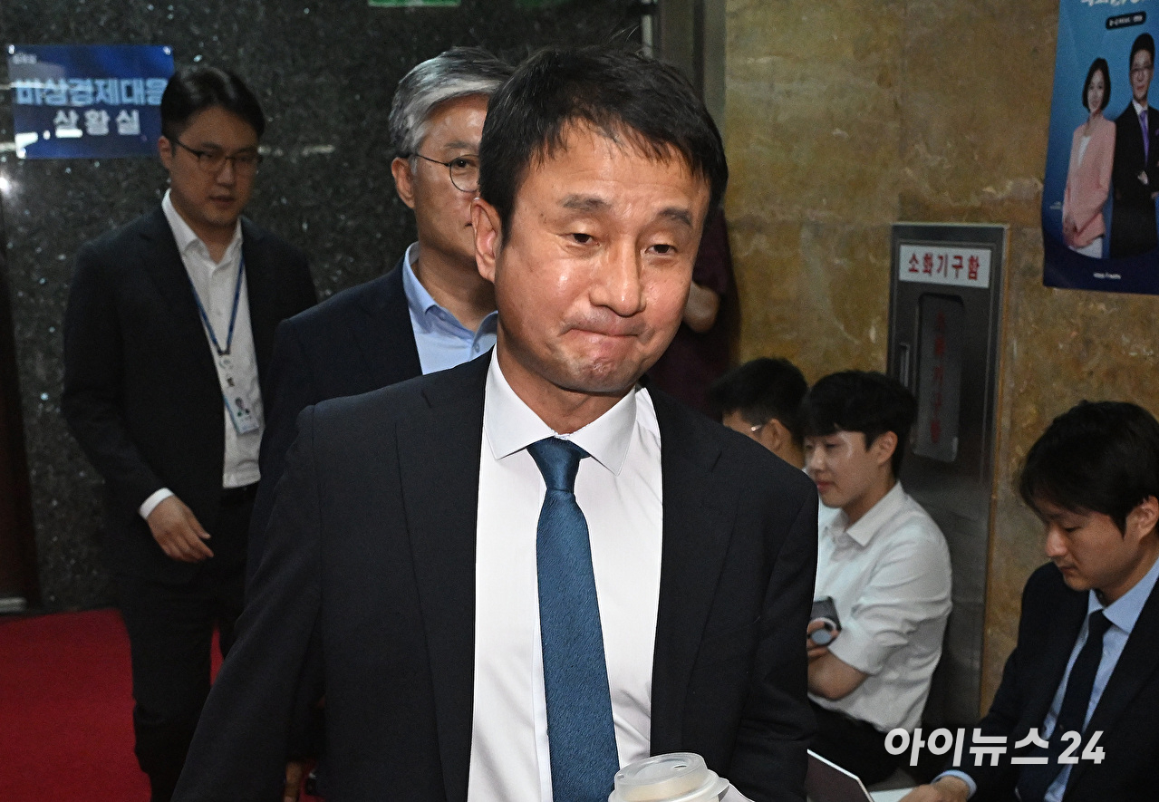 한병도 더불어민주당 대표 직무대행 겸 원내대표가 24일 서울 여의도 국회에서 열린 비공개 의원총회에 참석하고 있다. [사진=곽영래 기자]