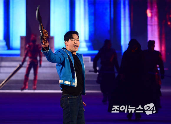 23일 오후 서울 목동아이스링크에서 열린 뮤지컬 '나 혼자만 레벨업 on ICE' 프레스콜에서 배우들이 열연하고 있다. [사진=정소희 기자]