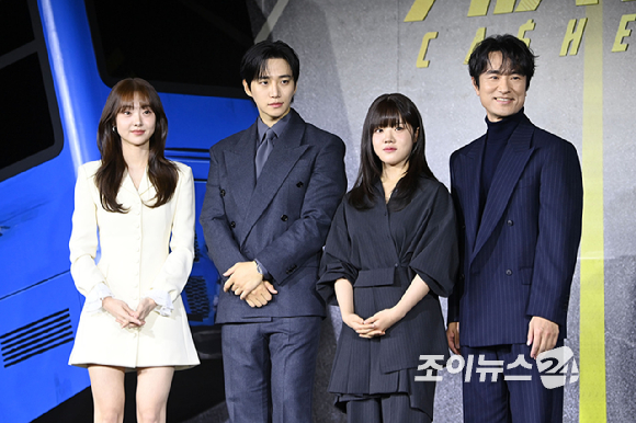 배우 김혜준, 이준호, 김향기, 김병철이 22일 오전 서울 강남구 삼성동 웨스틴 서울 파르나스에서 열린 넷플릭스 시리즈 '캐셔로' 제작발표회에 참석해 포즈를 취하고 있다. [사진=문수지 기자]