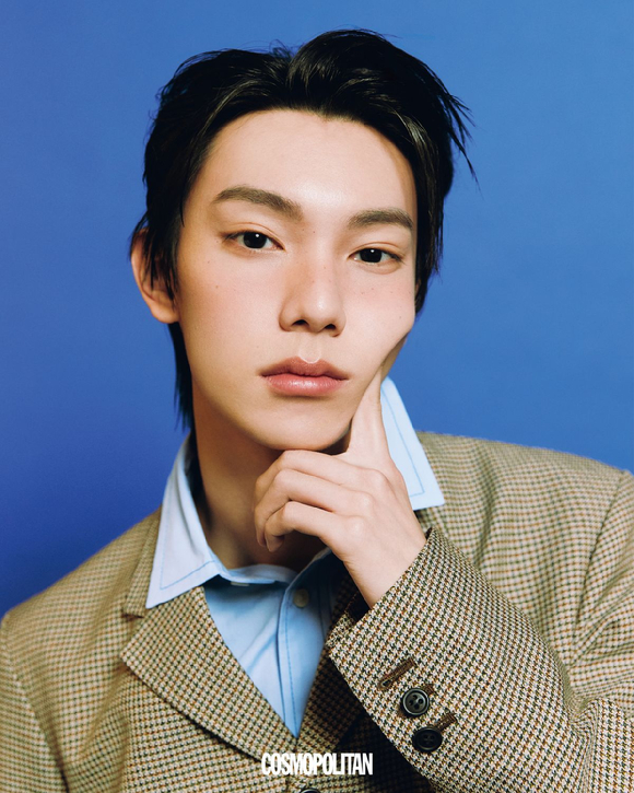 '보플2' 최립우가 화보 촬영에서 포즈를 취하고 있다. [사진=코스모폴리탄]