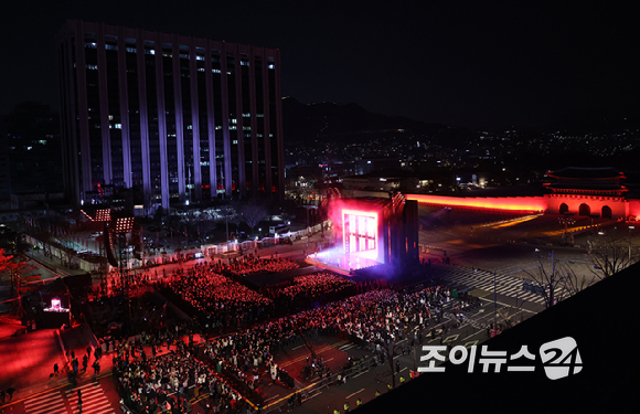방탄소년단(BTS)이 21일 오후 서울 광화문 광장에서 정규 5집 '아리랑(ARIRANG)' 앨범 발매를 기념해 컴백 무대를 선보이고 있다. [사진=사진공동취재단]