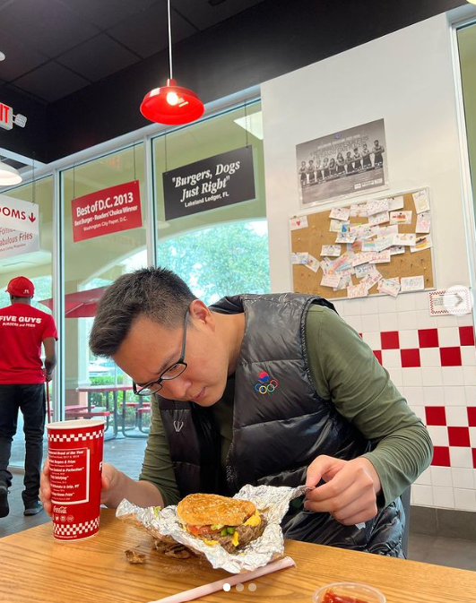 김동선 본부장이 미국 현지 파이브가이즈에서 버거를 살펴보고 있는 모습. 김 본부장은 이 사진을 자신의 인스타그램에 올렸다. [사진=김동선 인스타그램]