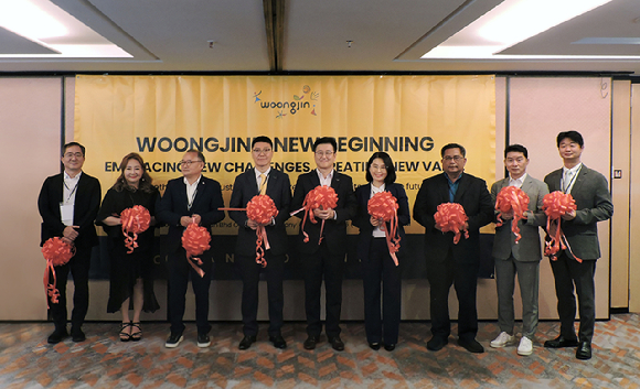 지난 17일 말레이시아 아마리 쿠알라룸푸르 호텔에서 열린 개소식에서 이수영 웅진 대표이사(왼쪽에서 다섯 번째)가 기념 촬영을 하고 있다. [사진=웅진]