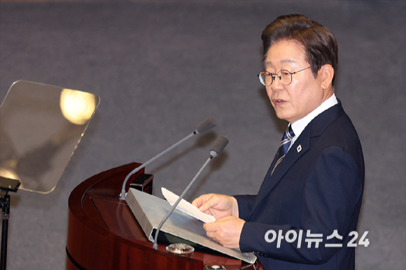 이재명 대통령이 26일 국회에서 열린 제426회국회(임시회) 제2차 본회의에서 2025년도 제2회 추가경정예산안에 대한 정부의 시정연설을 하고 있다. [사진=국회사진기자단]