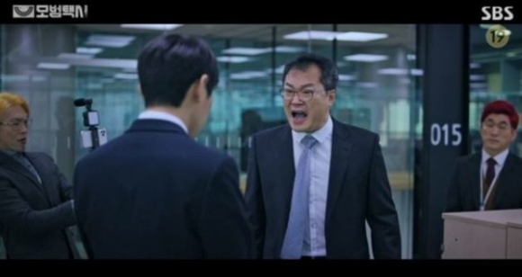 회사 직원들에게 갑질과 폭행 등으로 징역형을 선고받고 교도소에 수감 중인 양진호 한국미래기술 회장의 새로운 만행이 공개됐다. 바로 여직원 신체에 립스틱으로 자신의 이름을 쓰고 사진을 찍었다는 의혹이다. [사진=채널A]