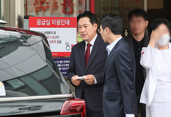 국민의힘 장동혁 대표가 24일 서울 시내 한 병원에서 퇴원하고 있다. 오른쪽은 박준태 당대표 비서실장. 2026.6.24 [사진=연합뉴스]