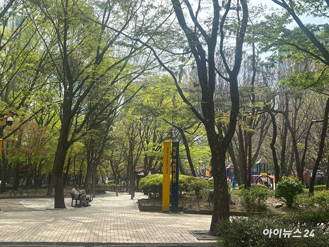 24일 서울 영등포구 여의도동 대교아파트(왼쪽)와 시범아파트 전경. 대교아파트는 삼성물산을 시공사로 선정했으며, 시범아파트는 오는 8월25일 시공사 입찰을 마감한다. [사진=김민지 기자]