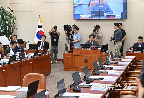 조승래 국회 재정경제기획위원장이 7일 서울 여의도 국회에서 열린 재정경제기획위원회 전체회의를 주재하고 있다. [사진=곽영래 기자]