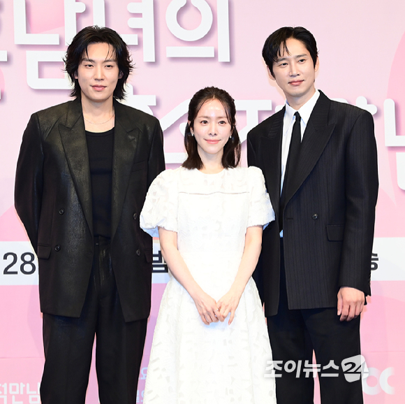 배우 이기택-한지민-박성훈이 26일 오후 서울 신도림 더 링크호텔 서울에서 열린 JTBC 새 토일드라마 '미혼남녀의 효율적 만남' 제작발표회에 참석하고 있다. [사진=정소희 기자]