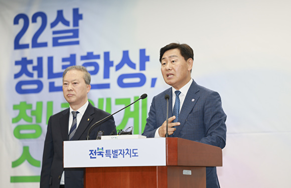 김관영 도지사가 세계한인비즈니스대회와 관련 사후 기자회견서 대회 성과를 설명하고 있다. [사진=전북자치도 ]