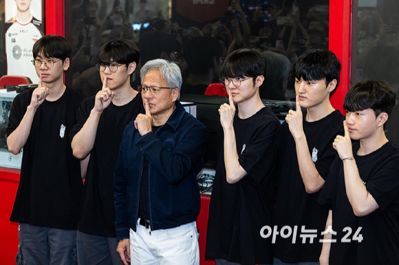 젠슨 황 엔비디아 최고경영자(CEO)가 5일 서울 마포구 &lsquo;T1 베이스 캠프&rsquo;를 방문해 &lsquo;페이커&lsquo; 이상혁을 비롯한 e스포츠 구단 T1의 리그 오브 레전드(LoL) 선수단을 만나고 있다. [사진=곽영래 기자]