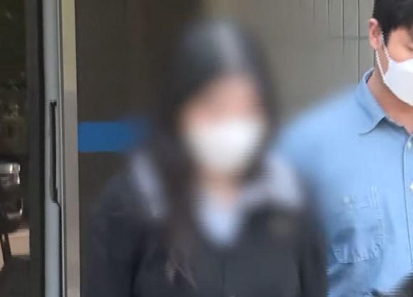 모텔에서 홀로 아이를 출산한 뒤 숨지게 한 혐의를 받는 20대 친모가 구속됐다. 사진은 영장실질심사를 받고 나오는 20대 친모 A씨. [사진=연합뉴스TV 보도화면 캡처]