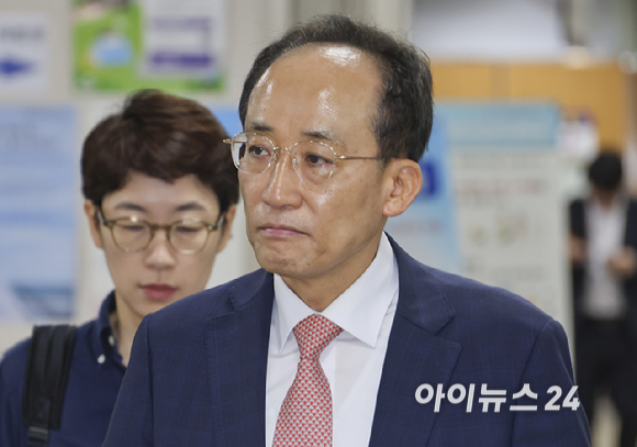 내란 중요임무 종사 혐의로 기소된 추경호 대구시장이 2일 서울 서초구 서울중앙지방법원에서 열린 12차 공판에 출석하고 있다. [사진=곽영래 기자]
